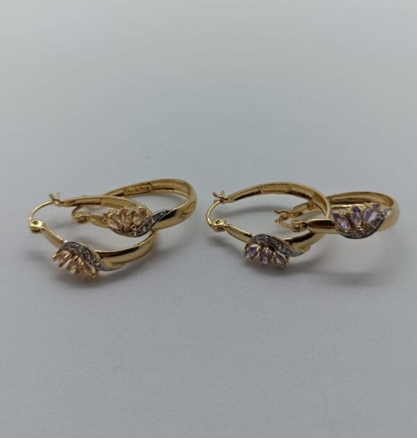 Aretes Pétalos de Oro. Laminado de oro con diseño floral de arracada