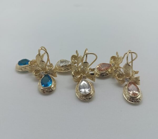 Aretes Lazo Imperial Aretes Lazo Imperial. Laminado de oro con piedras de colores surtidos