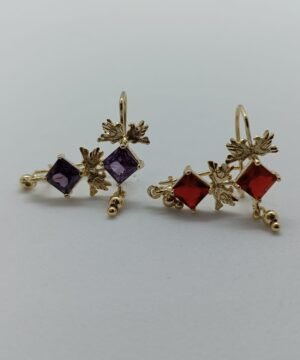 Aretes Patlajtli Aretes Patlajtli. Laminado de oro con diseño de alas y piedras cuadradas rojas/moradas.