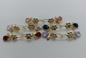 Aretes Xóchitl Aretes Xóchitl. Laminado de oro, diseño de cadena floral con gota de color.