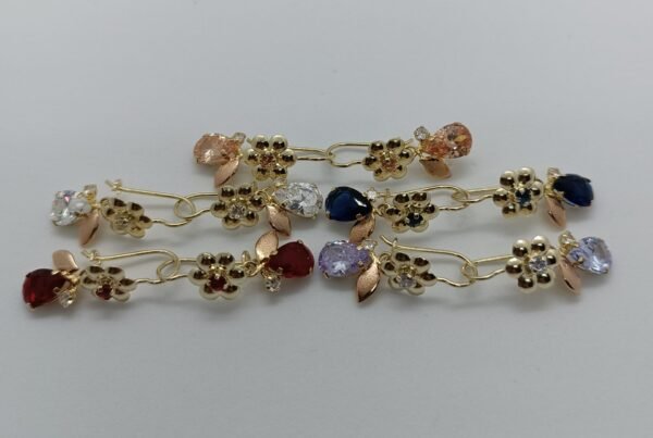 Aretes Xóchitl Aretes Xóchitl. Laminado de oro, diseño de cadena floral con gota de color.