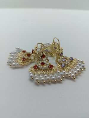 Aretes Filigrana Virreinal. Laminado de oro, diseño colgante con perlas y gemas de color