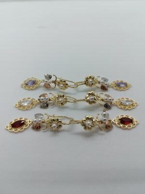 Aretes Ramillete de Perlas Aretes Ramillete de Perlas. Laminado de oro, diseño colgante con flores, perlas y gema de color.