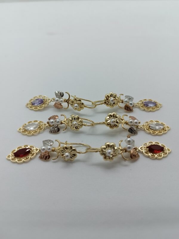 Aretes Ramillete de Perlas. Laminado de oro, diseño colgante con flores, perlas y gema de color.