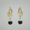 Aretes Perla Nocturna. Laminado de oro, diseño floral tricolor con perla oscura colgante.