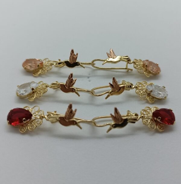 Aretes Huitzitzilin. Laminado de oro, diseño con colibrí y gemas de color.