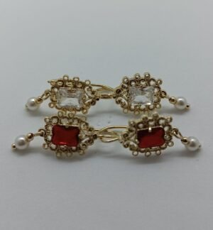 Aretes Tlalmanalli Aretes Tlalmanalli. Laminado de oro, gema rectangular (roja/transparente) con filigrana y perlas.