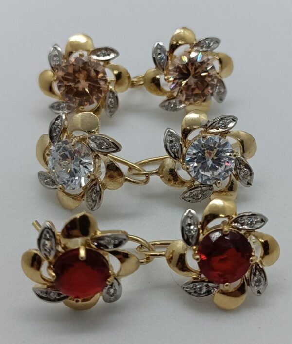 Aretes Yaxché K'in (Flor del Sol). Laminado de oro, diseño floral con gema central de color.