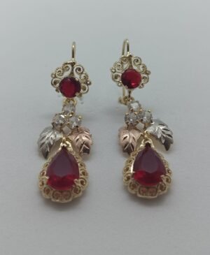 Aretes Gota Carmesí. Laminado de oro, gema roja corte lágrima y detalles de hojas en oro tricolor.