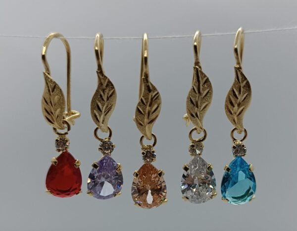 Aretes Lágrima de Mar Caribe Aretes Lágrima de Mar Caribe. Laminado de oro, base de hoja con gema de lágrima de color