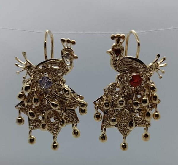 Aretes Danza de Pavo Real Aretes Danza de Pavo Real. Laminado de oro, filigrana de pavo real con bolitas colgantes y gema de color.