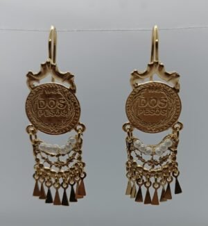 Aretes Moneda con Fleco Imperial Aretes Moneda con Fleco Imperial. Laminado de oro, dije de "Dos Pesos" con fleco de perlas.