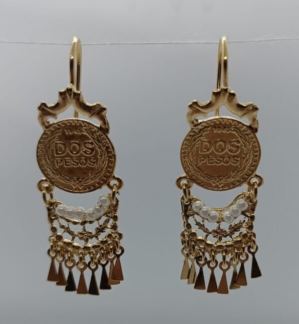 Aretes Moneda con Fleco Imperial. Laminado de oro, dije de "Dos Pesos" con fleco de perlas.