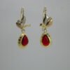 Aretes Gota de Jamaica. Laminado de oro, gema roja lágrima y hoja en oro tricolor.