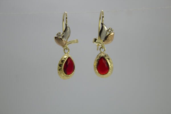 Aretes Gota de Jamaica. Laminado de oro, gema roja lágrima y hoja en oro tricolor.