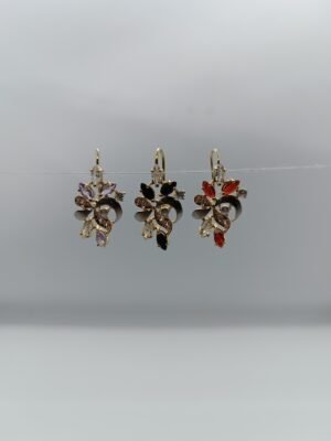 Aretes Ramillete de Otoño Aretes Ramillete de Otoño. Laminado de oro, diseño de hojas con gemas de colores cálidos (rojo, negro, violeta).