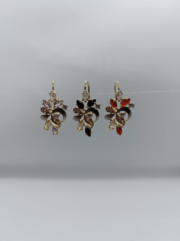 Aretes Ramillete de Otoño. Laminado de oro, diseño de hojas con gemas de colores cálidos (rojo, negro, violeta).