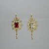 Aretes Ventana de Encaje. Laminado de oro, diseño de filigrana con gema rectangular (roja/transparente) y perla.