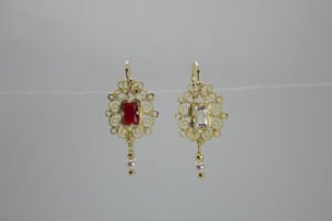 OLA-024-P Aretes Ventana de Encaje. Laminado de oro, diseño de filigrana con gema rectangular (roja/transparente) y perla.