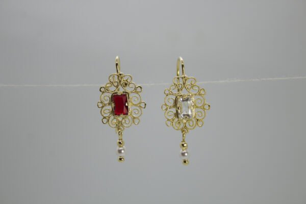 Aretes Ventana de Encaje. Laminado de oro, diseño de filigrana con gema rectangular (roja/transparente) y perla.