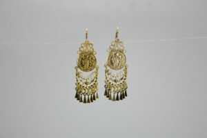 Aretes Filigrana de Protección (San Benito). Laminado de oro, medalla de San Benito con flecos y filigrana.