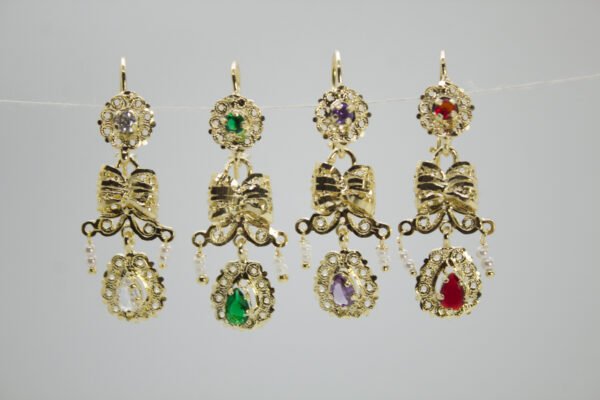 Aretes Moño de Escaramuza. Laminado de oro, diseño largo con moño, filigrana, perlas y gemas de colores.