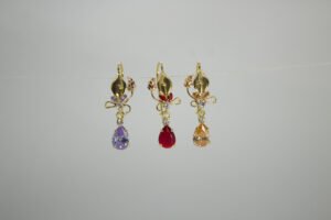 Aretes Brote de Cristal. Laminado de oro, diseño de capullo tricolor con gema de lágrima de color.