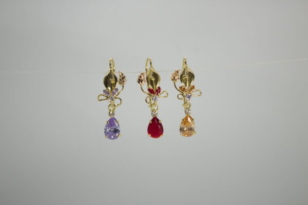 Aretes Brote de Cristal Aretes Brote de Cristal. Laminado de oro, diseño de capullo tricolor con gema de lágrima de color.