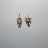 Aretes Viña Encantada. Laminado de oro, racimo de uvas amatista con hoja de dos tonos.