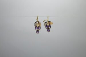 Aretes Viña Encantada Aretes Viña Encantada. Laminado de oro, racimo de uvas amatista con hoja de dos tonos.