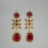 Aretes Flor de Nochebuena. Laminado de oro, diseño largo con flores y gema de lágrima roja.