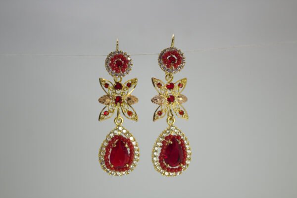 Aretes Flor de Nochebuena. Laminado de oro, diseño largo con flores y gema de lágrima roja.