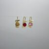 Aretes Jarrito Mágico. Laminado de oro, diseño de jarra con gema de color (rojo, rosa, ámbar).