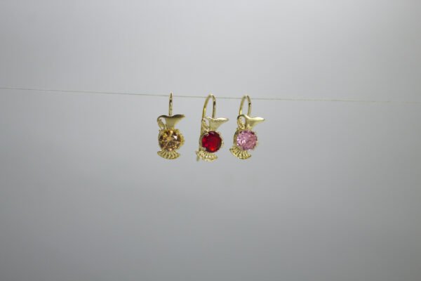 Aretes Jarrito Mágico. Laminado de oro, diseño de jarra con gema de color (rojo, rosa, ámbar).