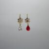Aretes Pétalo y Rocío. Laminado de oro, flor con pétalos de cristal y gema de lágrima (roja/transparente).