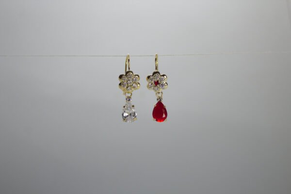 Aretes Pétalo y Rocío. Laminado de oro, flor con pétalos de cristal y gema de lágrima (roja/transparente).