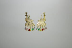 Aretes Pavo Real Arcoíris Aretes Pavo Real Arcoíris. Laminado de oro, filigrana de pavo real con cascada de gemas de colores.