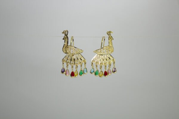 Aretes Pavo Real Arcoíris. Laminado de oro, filigrana de pavo real con cascada de gemas de colores.