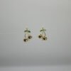 Aretes Frutos de la Pareja Aretes Frutos de la Pareja. Laminado de oro, diseño de doble fruto/cereza con esmalte verde.