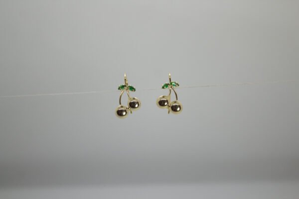 Aretes Frutos de la Pareja Aretes Frutos de la Pareja. Laminado de oro, diseño de doble fruto/cereza con esmalte verde.
