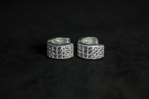 Arracadas Destello Artesanal. Plata .925, aro ancho tipo huggie con pavé de circonias (1.2 cm / 3.9 gr). ¡Audaces y muy brillantes!