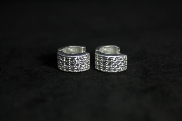 Arracadas Destello Artesanal Arracadas Destello Artesanal. Plata .925, aro ancho tipo huggie con pavé de circonias (1.2 cm / 3.9 gr). ¡Audaces y muy brillantes!