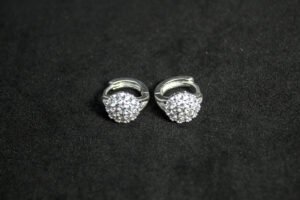 Arracadas Mini Flor de Cristal. Plata .925, aro huggie con diseño floral de circonias (1.1 cm / 3.2 gr). ¡Delicadas y súper brillantes!