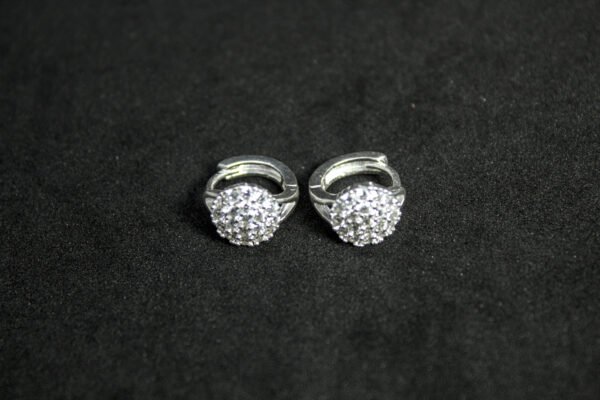 Arracadas Mini Flor de Cristal Arracadas Mini Flor de Cristal. Plata .925, aro huggie con diseño floral de circonias (1.1 cm / 3.2 gr). ¡Delicadas y súper brillantes!