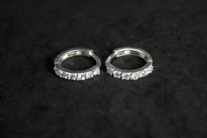 Arracadas Media Churumbela. Plata .925, aro huggie con hilera frontal de circonias (1.5 cm / 2.1 gr). ¡Elegancia clásica!