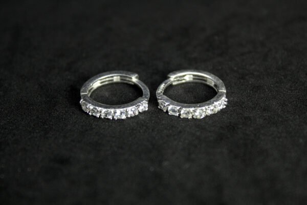 Arracadas Media Churumbela Arracadas Media Churumbela. Plata .925, aro huggie con hilera frontal de circonias (1.5 cm / 2.1 gr). ¡Elegancia clásica!