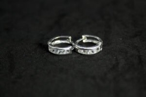 Arracadas Corte Princesa. Plata .925, mini-huggie con circonias corte Princesa (1.0 cm / 1.3 gr). ¡Minimalistas y brillantes!