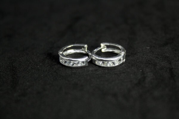 Arracadas Corte Princesa Arracadas Corte Princesa. Plata .925, mini-huggie con circonias corte Princesa (1.0 cm / 1.3 gr). ¡Minimalistas y brillantes!