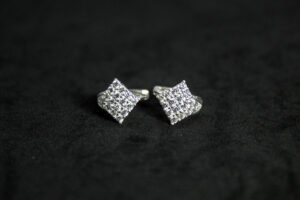 Arracadas Rombo Diamantado Arracadas Rombo Diamantado. Plata .925, aro huggie con diseño frontal de rombo en pavé de circonias (1.0 cm / 3.1 gr). ¡Vanguardistas y brillantes!