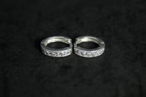 Arracadas Vínculo de Noche Arracadas Vínculo de Noche. Plata .925, huggie sólido con patrón de circonias (1.4 cm / 3.9 gr). ¡Sofisticadas y versátiles!